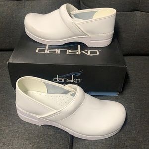 Dansko LT Pro Men’s Leather Nursing Clogs